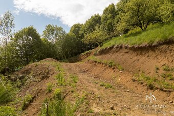 Ponúkame Vám na predaj stavebný pozemok v pokojnej časti Pov - 5