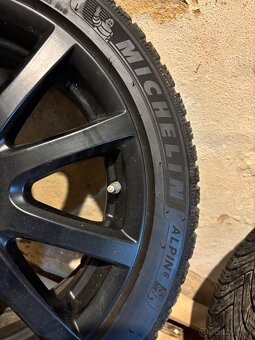 Predám čierne disky 5x100 R16 s pneumatikami Michelin Alpin - 5