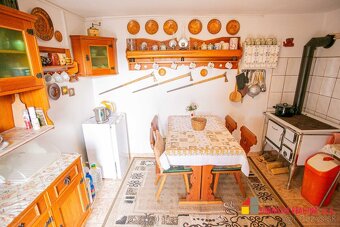 Na predaj záhradná chatka v retro štýle s upravenou záhradou - 5