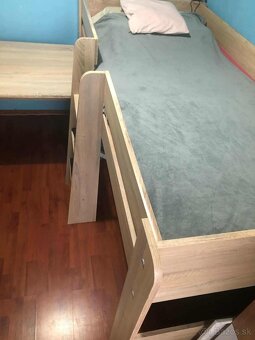 Detská vyvýšená posteľ so stolom a skrinkou. - 5