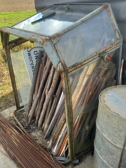 Predám kabínu na Zetor 25. Mam aj iné náhradné diely prevodo - 5