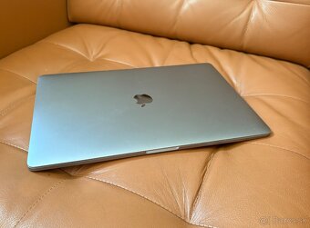 MacBook Pro 15” (2018) / i7 / 16 GB RAM / 512 GB SSD - 5