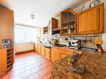 RD S GARÁŽOU, VEĽKÝM ALTÁNKOM A BAZÉNON, BUKOVEC - 5