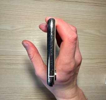 Predám zachovalý iPhone XS Silver 64GB - 5