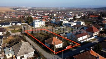 Starší rodinný dom v tichej ulici - 5