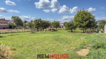 Slnečný a rovinatý pozemok s IS a projektom RD v novej časti - 5