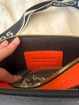 Marc Jacobs crossbody cierno oranzova kabelka - 5