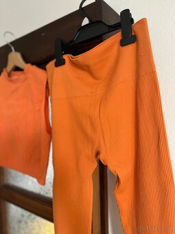 Stradivarius oranžový Crop top + leginy č. L - 5