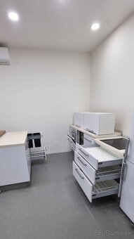 Kuchyňa zo spotrebičmi a ostrovom - 5