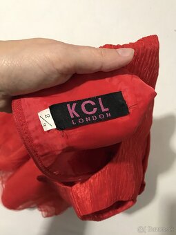 Jasnocervene saty s bohatou suknou, v. 92 - 5