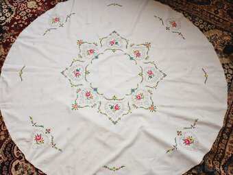 Krásny biely kruh zdobený ažurkou v tvare sŕdc a výšivkou ru - 5