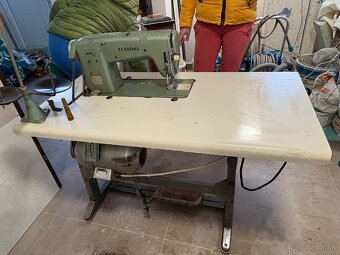 Jednoihlový šicí stroj a 5- nitný  overlock Textima - 5