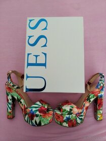 kvetinové sandálky značky Guess Garza - 5