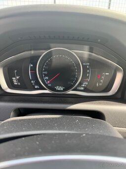 Predám krásne Volvo XC60 D4 AWD, r. v. 05/2016 - 5