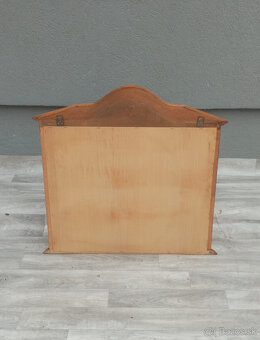 Vitrína nástenná – 66 x 70 x 16 cm . - 5