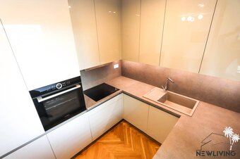 Prenájom nového 3iz. bytu so záhradou a bazénom v centre Pie - 5