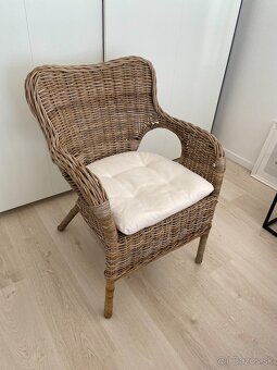 Ratanové kreslo IKEA podložkou na sedenie - 5