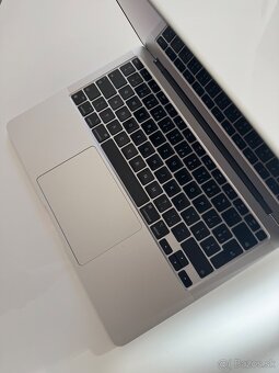 MacBook Air 13´ (M1, 8GB/256GB, Space gray) top stav - 5