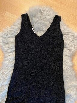 2x obtiahnuté šaty - 5