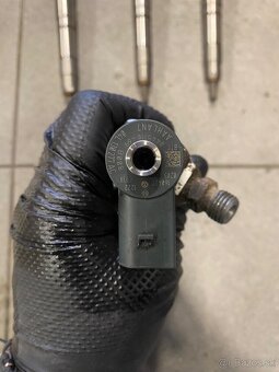 Vstrekovač 04L130277AC - 5