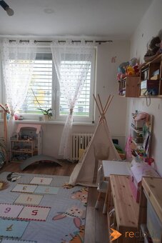 Veľkometrážny 3-izbový byt s balkónom vo vidieckom štýle. - 5