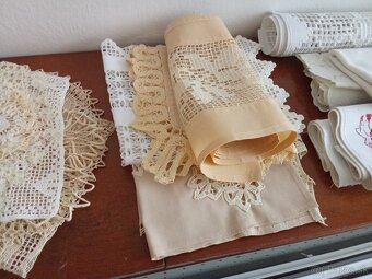 Predám háčkované obrusy malé a veľké a výšivky - 5