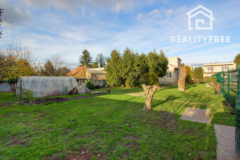 Na predaj 5-izbový rodinný dom s garážou na 954 m² pozemku - - 5