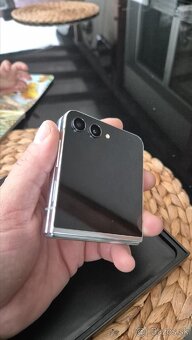 Predam Samsung Galaxy Z Flip 5 256gb mint ako novy - 5