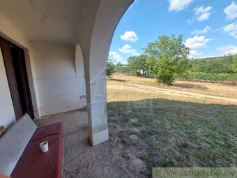 Poschodová chatka s vinohradom v malebnej dedinke Modrany - 5