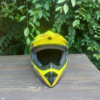 Predám športovú motokrosovú prilbu – veľkosť L - 5