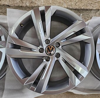 Predám orig. disky VW R-Line Valencia 5x112 R19 8.5J ET38 - 5