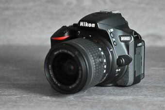 Nikon D5600 so sadou objektívov - 5