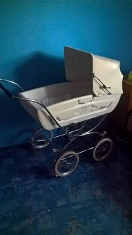 Starý, nostalgický, hojdací kočík na vyššom podvozku. - 5