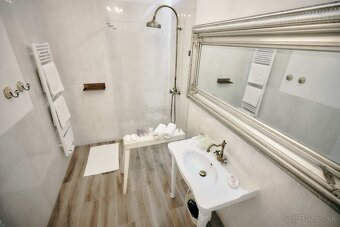 Exkluzívny veľkometrážny byt s dvomi terasami na prenájom, V - 5