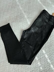 Nové dámske koženkové nohavice - s vysačkou, veľ. S/M - 5