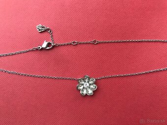 Predám náhrdelník s kvetinkou Swarovski – nastaviteľná dĺžka - 5