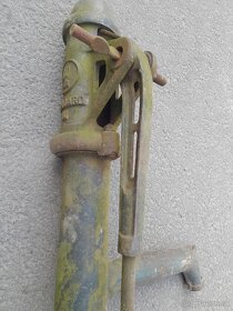 Stará zahradna pumpa - 5