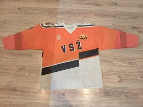 Hrané aj staré  hokejové dresy - 5