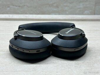 Bowers & Wilkins PX8 - 5