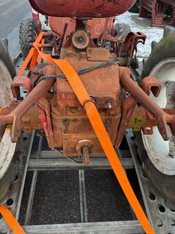 Traktor McCormick v rozobratom stave, aj doklady - 5