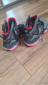 Yeezy Boost 350 V2, Nike LeBron 19 Bred - 5
