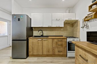 NA PREDAJ 2-IZBOVÝ BYT S VEĽKOU TERASOU V OBCI MALÉ LEVÁRE - 5