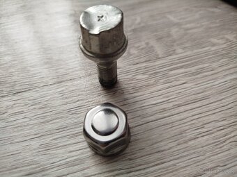 predám bezpečnostné skrutky - 5