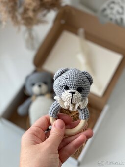 Set pre bábätko: Háčkovaná hračka a hryzátko - 5