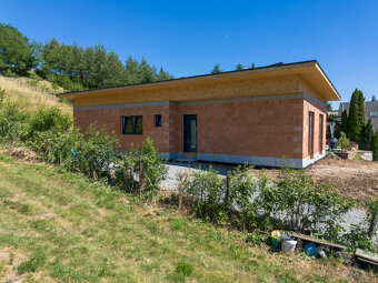 4 izbový rodinný dom obklopený zeleňou, iba s 1 susedom a ná - 5