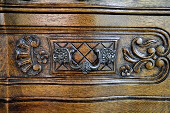 Vyrezávaná dubová komoda - 5
