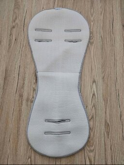 Podložka proti poteniu do autosedačky - 5