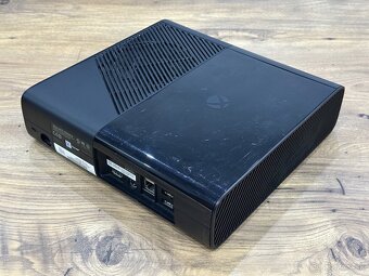 Samostatná herná konzola XBOX 360E 4GB - 5