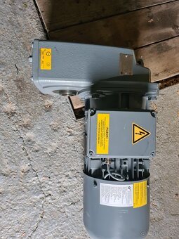 Predám prevodovaný el.motor 2,2kW 78ot/min. - 5