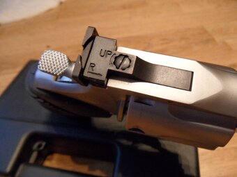 TAURUS 627 Tracker  .357Magnum - 5